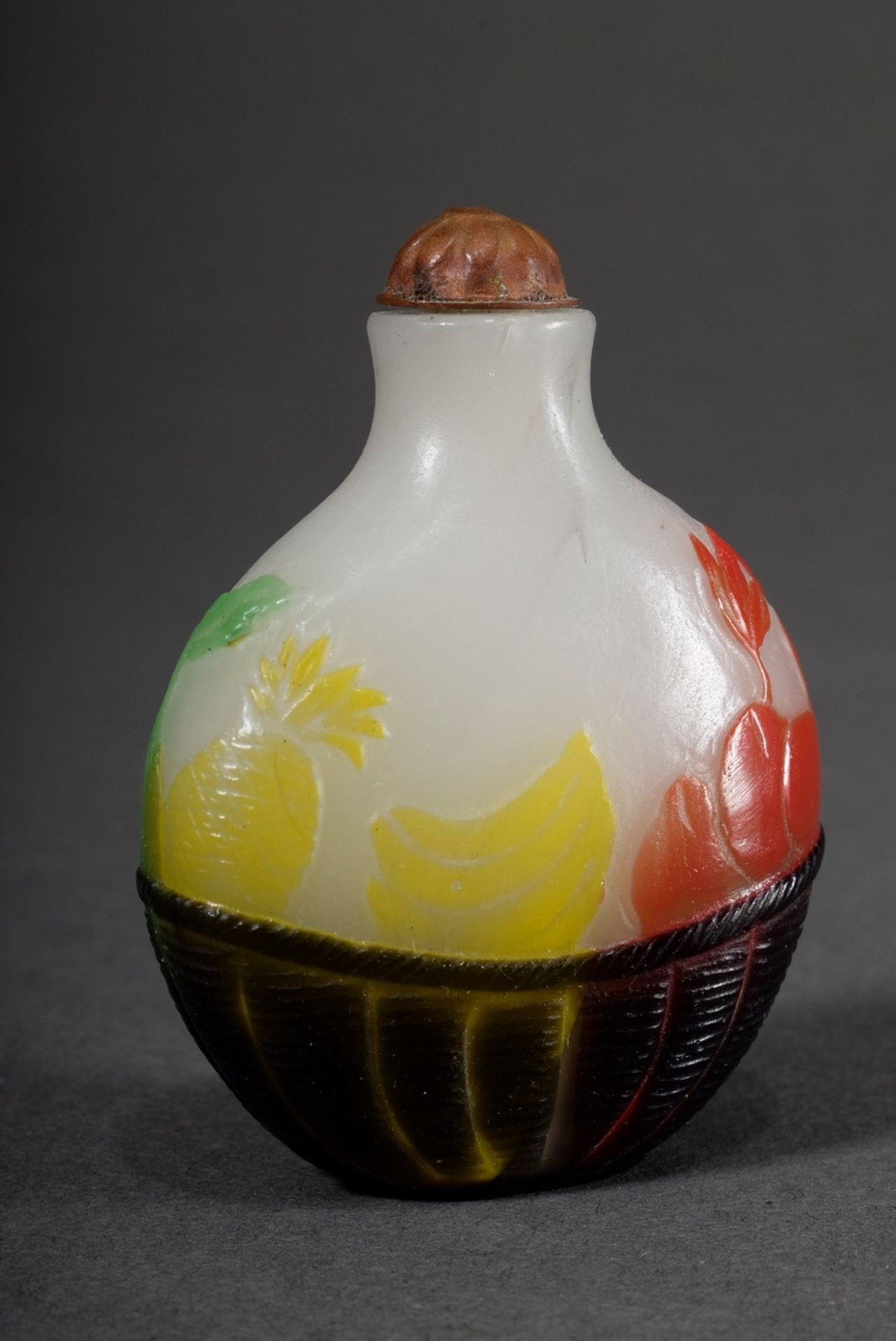 Peking glass snuffbottle with multicoloured overlay "fruits", metal lid, h. 6,5cm, min. bumped - Image 2 of 4