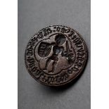 Mittelalterliches Bronze Typar Siegelstempel mit unleserlicher Umschrift und Siegelbild "Ritter mit