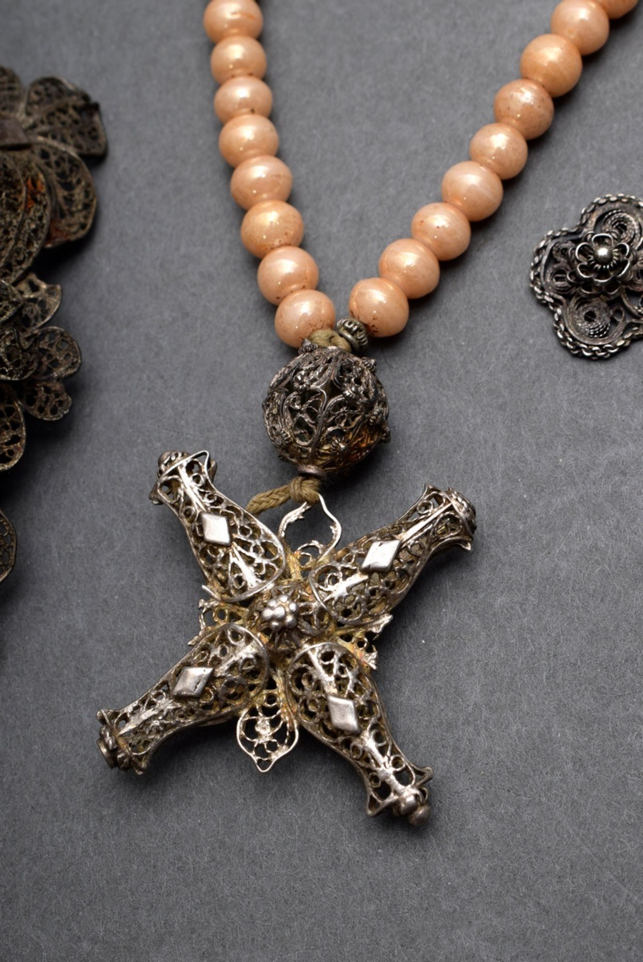 3 Various silver filigree works: Rosary fragment with glass beads (l. 26cm), crucifix (8x6cm) and f - Image 7 of 7