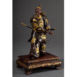 Japanische Bronze "Samurai in Schrittstellung", rot braun patiniert mit Goldtauschierungen, sign. E