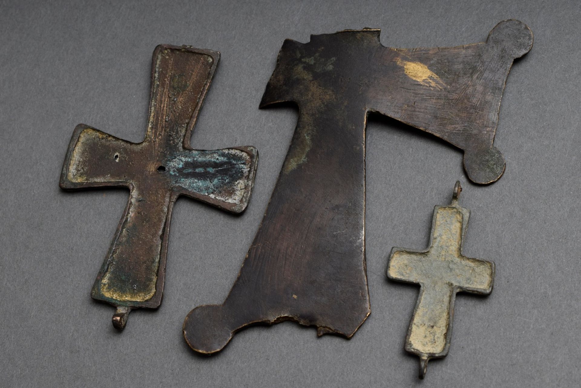 3 Various parts: Byzantine processional cross and encolpion fragments with engraved representations - Image 5 of 5