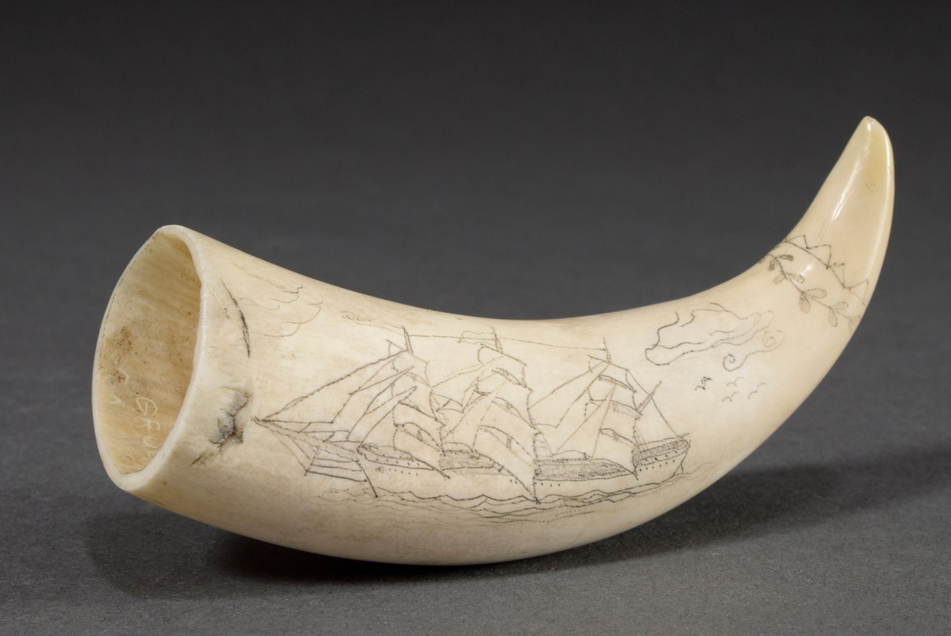 Scrimshaw „Dreimaster“ 19.Jh., Walzahn mit geschwärztem Ritzdekor, sign., 9,5cm, 110g, Slg. Övelgön