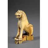Elfenbein Miniatur "Sitzender Löwe“, geschnitzt, vollrund gearbeitet, Italien 13.Jh., H. 6cm, leich