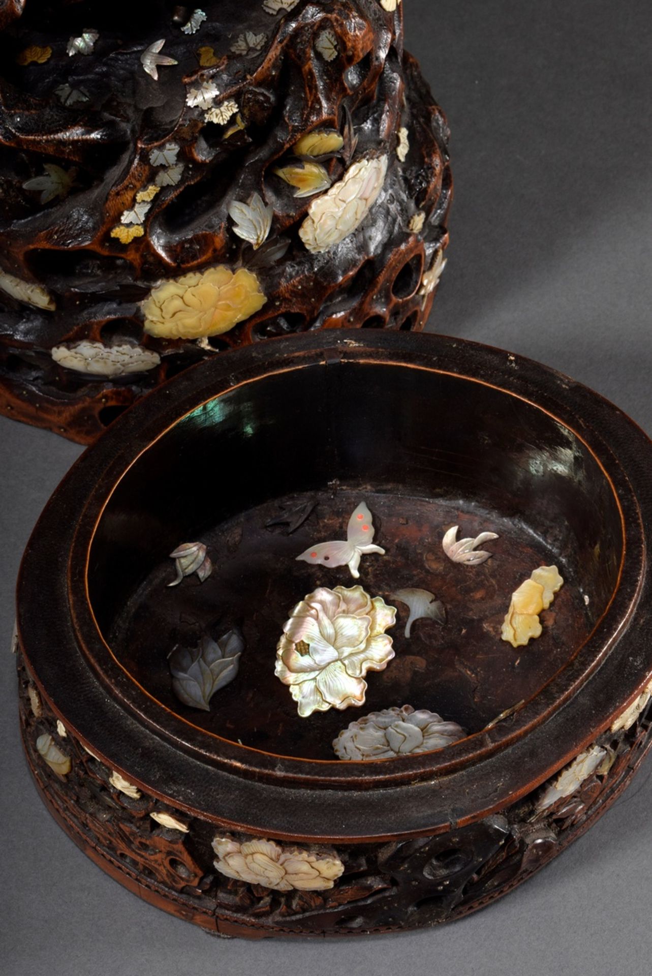 Large carved Shibayama lidded box with sculptural composition "Rock with cave and two persons", bam - Image 7 of 11