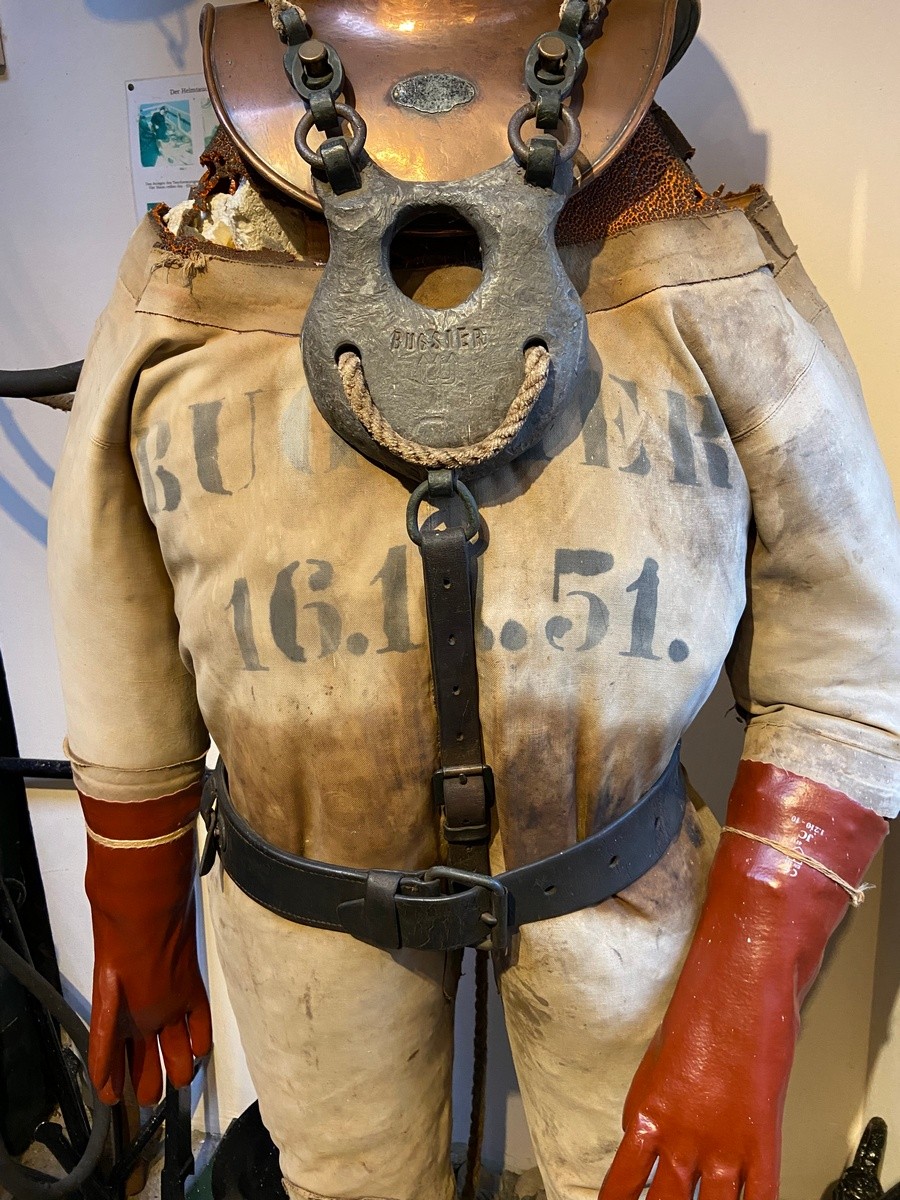 Complete historical diving suit (h. 212cm) with complete diving pump (80x65x43cm + pump handle ca.  - Image 3 of 8