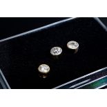 3 Diamanten im Brillant- und Altschliff (zus. ca. 0.66ct/SI-P/TCR-LY) in GG 750 Zargenfassungen (1