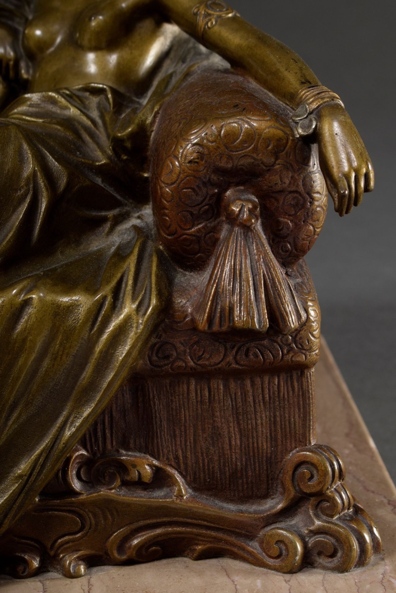 Unknown artist c. 1920 "Lascivious lady on armchair", bronze with various patinas on reddish marble - Image 3 of 8