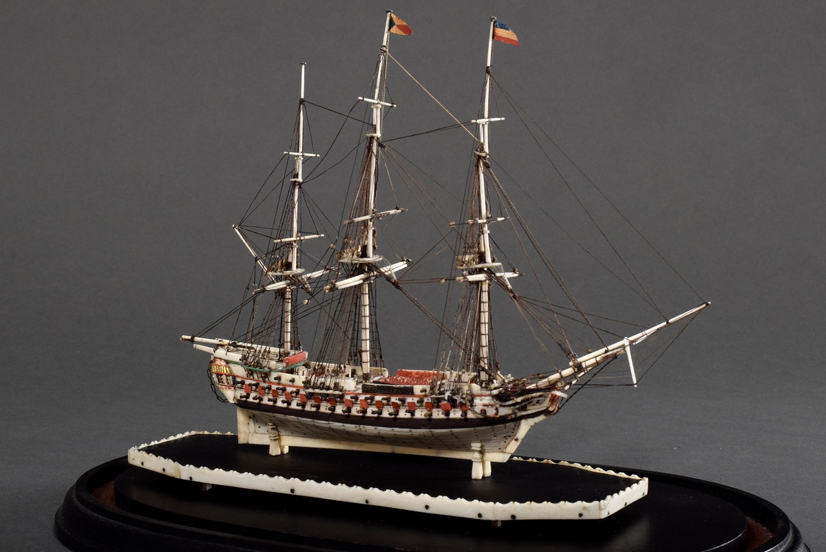 Small Napoleonic PoW (Prisoner of War) bone ship "Le Brave" (Lineship) in glass cloche, 27x36x21cm - Image 5 of 8