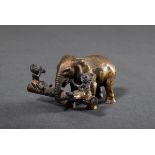 Wiener Bronze "Elefant mit zwei Kindern auf Baumstamm", farbig staffiert, 3,6x5,7x5,9cm, Farbfassun