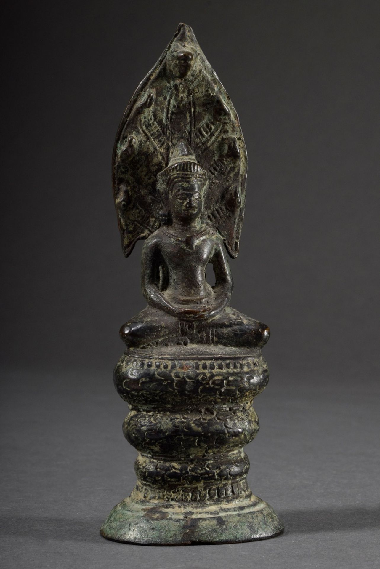 Bronze "Sitting Buddha, sheltered by the Naga King Muchalinda" in Khmer Bayon style, h. 16,5cm, sma