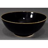 Chinesische Porzellan Schale mit Mirror-Black Glasur, Wanli Marke in Doppelring, Kangxi, H. 7,5cm,