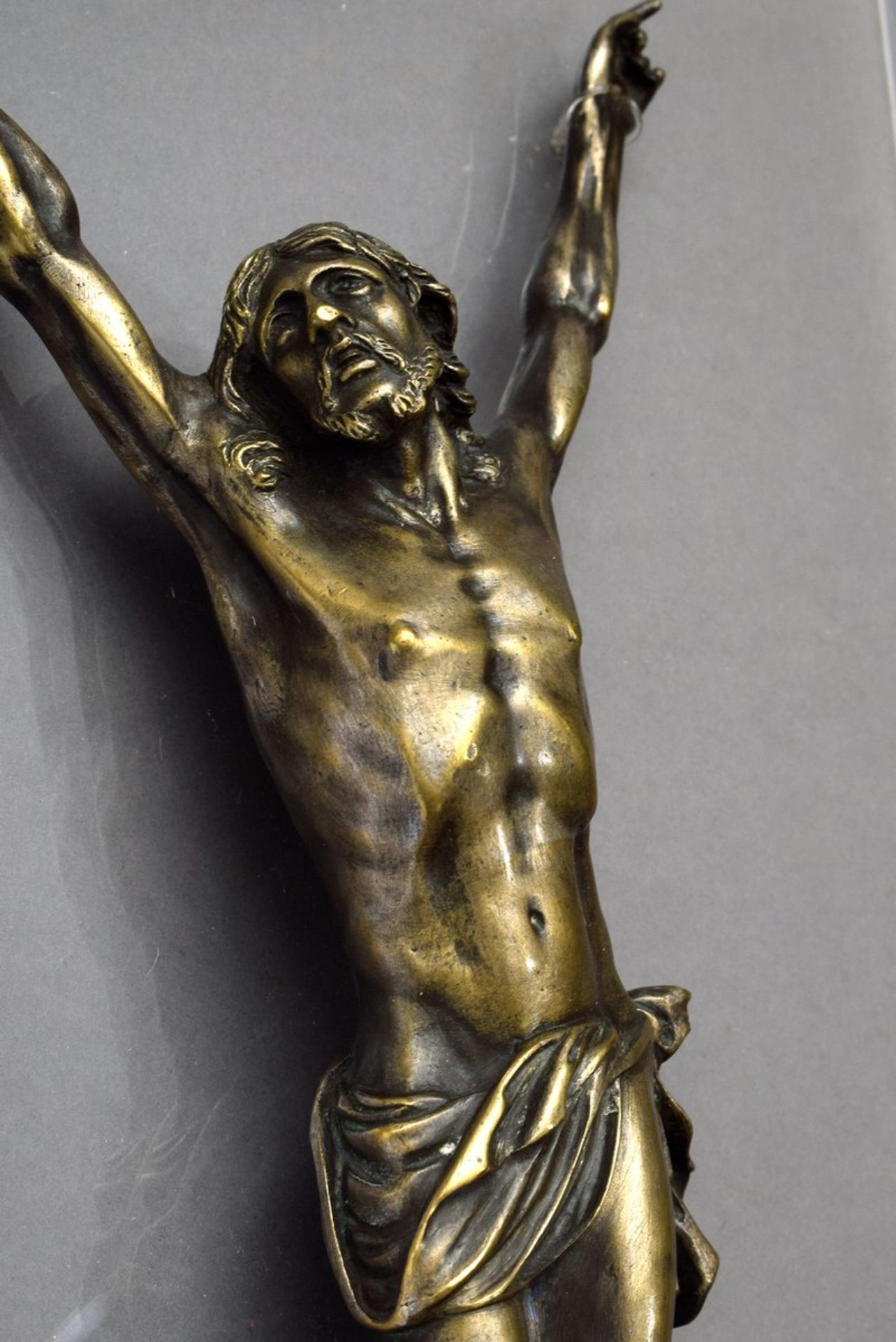 "Corpus Christi" (three-nail type) with arms stretched far upwards and head raised, bronze with rem - Image 2 of 6