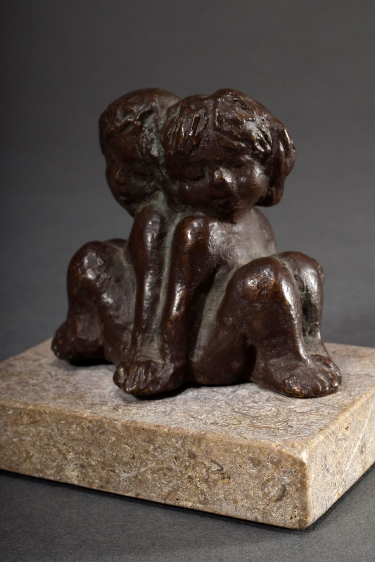 Small bronze "Two children", unsigned, on stone base, h. 5,5/7,5cm, mounting loose - Image 2 of 4