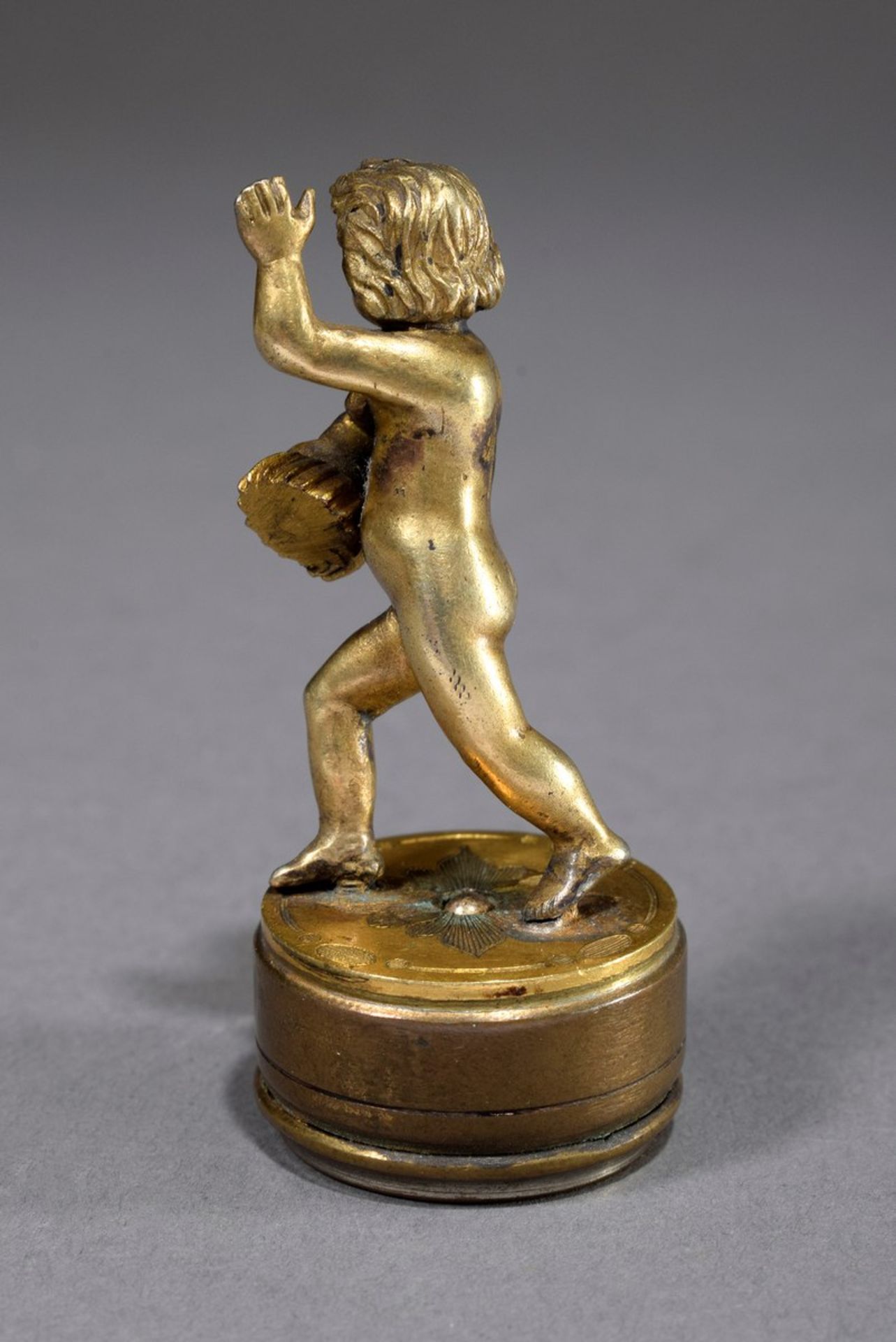 Petschaft "Child with doll", gilt bronze with agate plate and monogram "JM", h. 5,5cm, slightly rub - Image 2 of 5