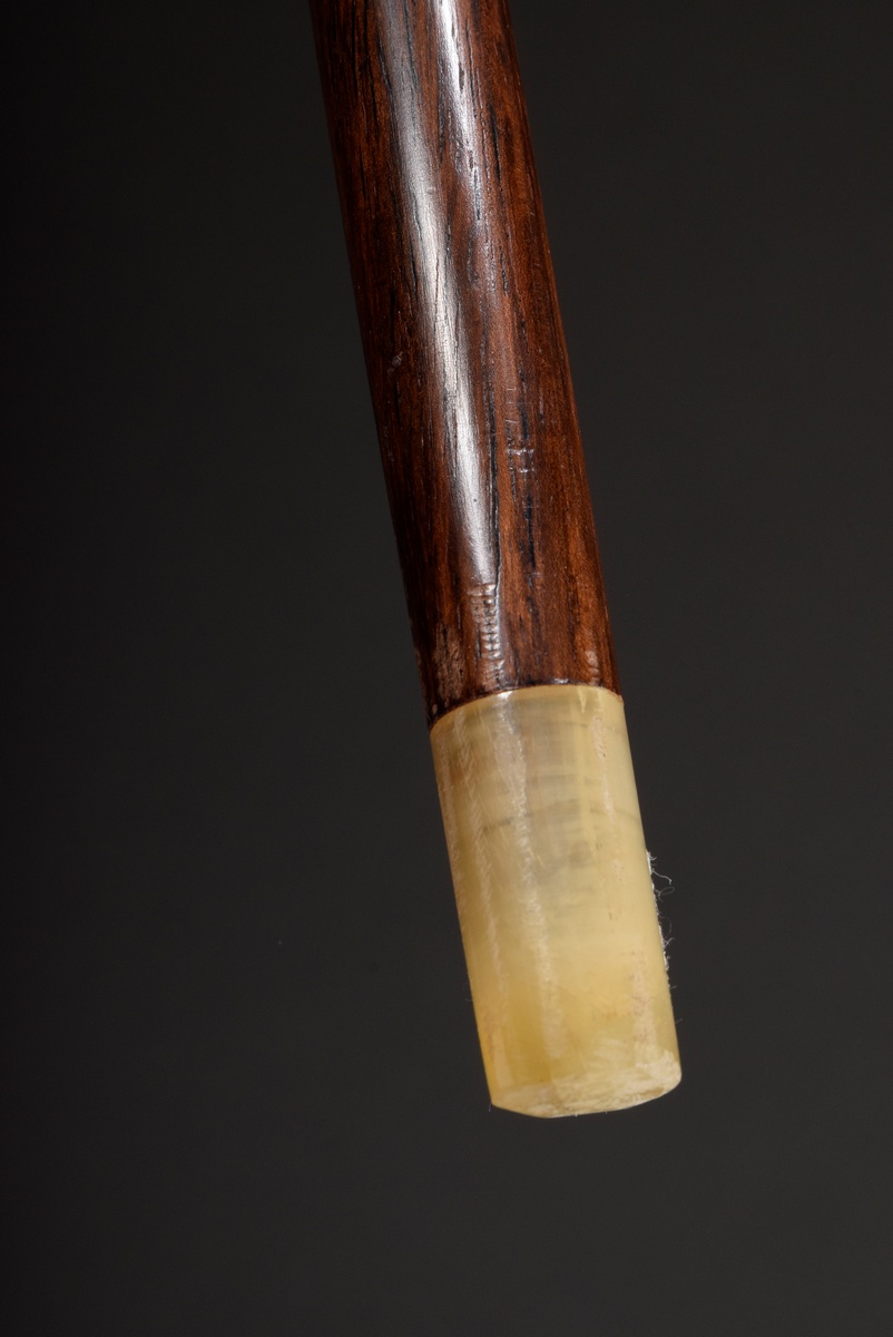 Walking stick with carved horn "Dog Head Setter" with glass eyes, YG 750 cuff and hardwood shaft wi - Image 5 of 6
