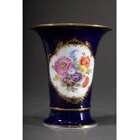 Meissen Kratervase mit goldstaffierter Kartusche und polychromer Malerei "Feldblume" auf Kobalt, um