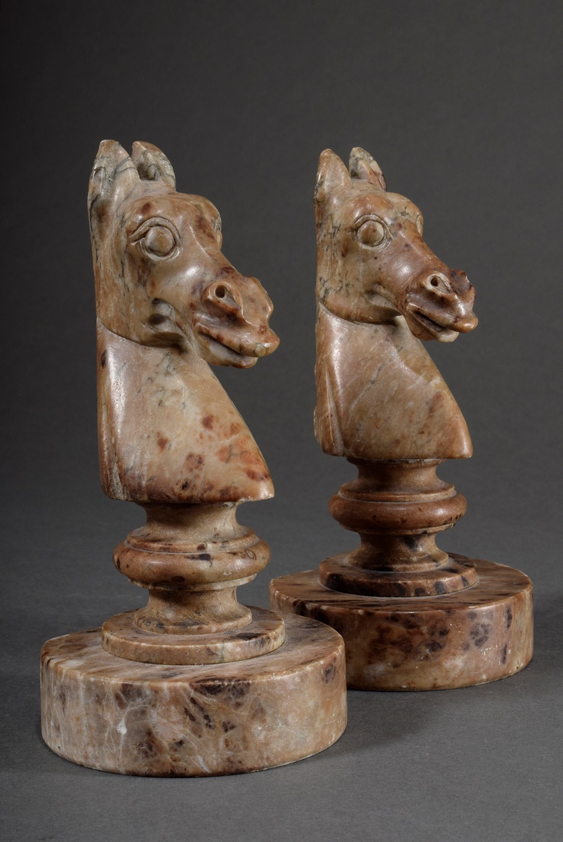 Pair of marble bookends "Horseheads", early 20th c., h.19,5cm - Image 2 of 6