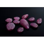 10 Ungefasste gravierte Rubinblätter (zus. ca. 24ct, L.7,5-1,6mm)