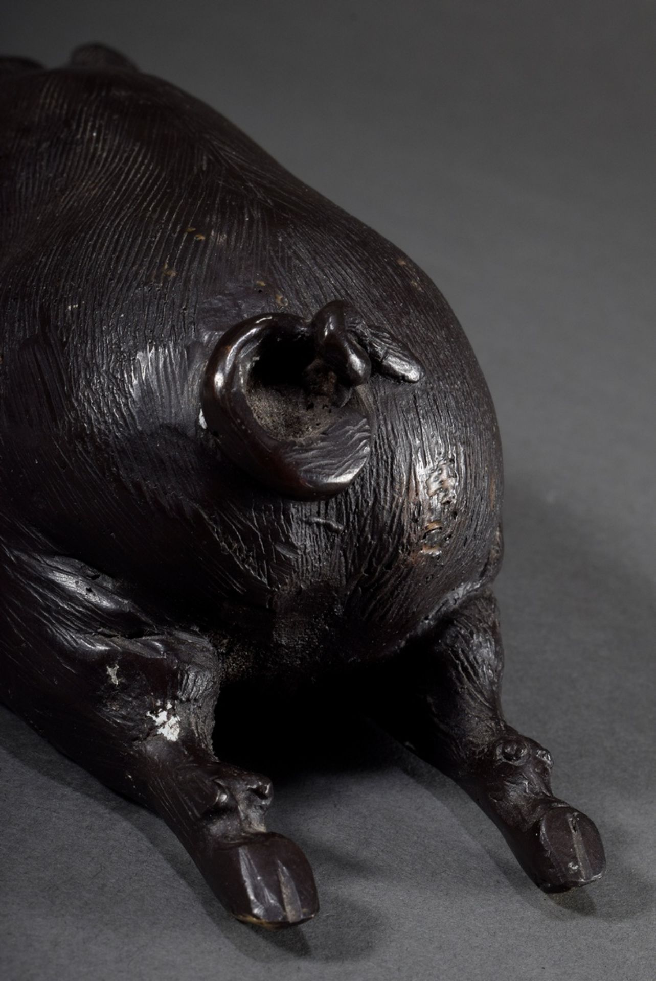 Unknown artist "Lying sow", brass dark patinated, unsigned, 20th c., h. 7,5cm, l. 30,5cm - Image 6 of 6