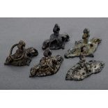 5 Diverse Vaishnava Tilak Ritualstempel, Metall, Indien 18./19.Jh., 3x4-4,5cm, leichte Altersspuren