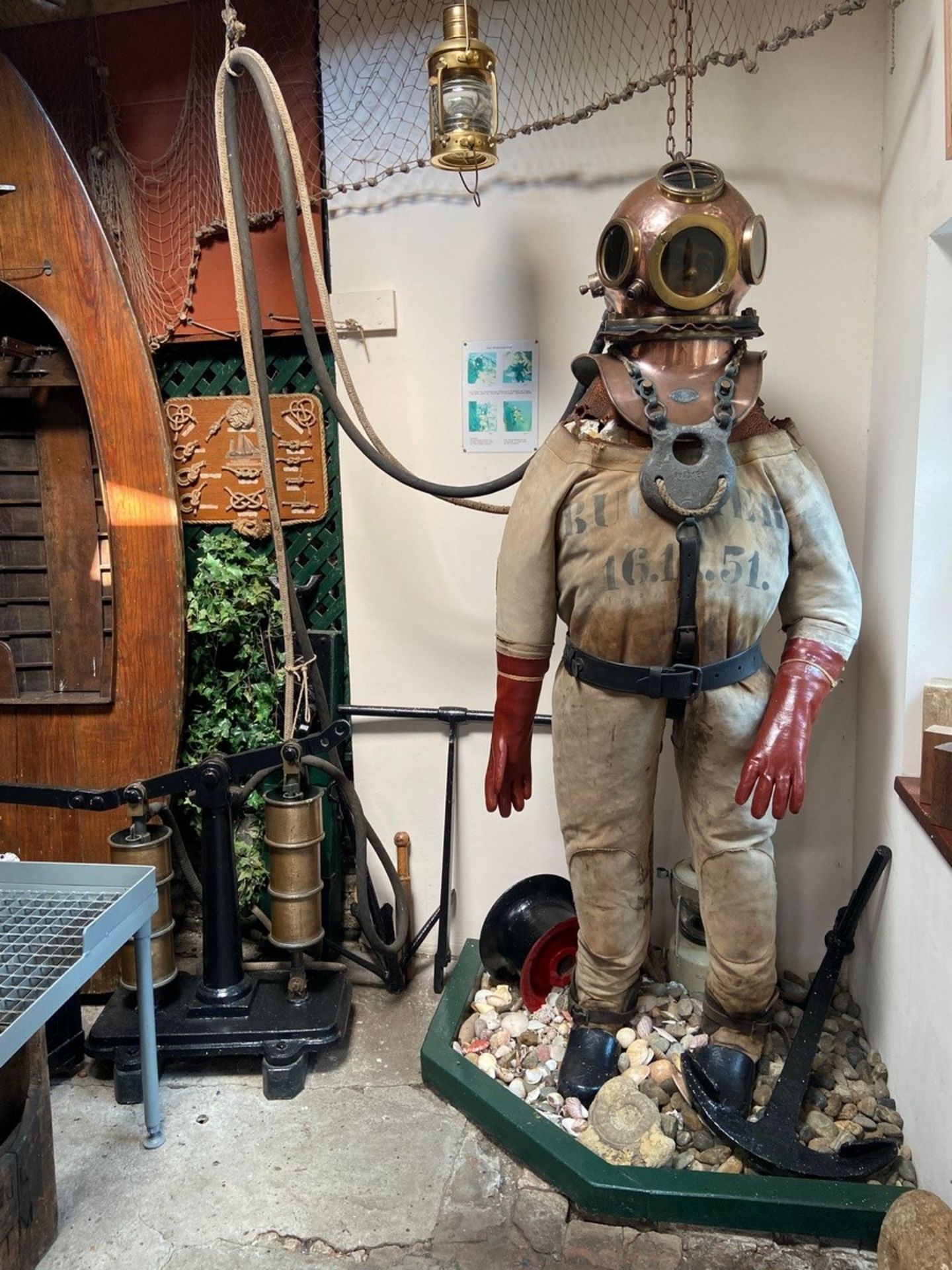 Complete historical diving suit (h. 212cm) with complete diving pump (80x65x43cm + pump handle ca. 