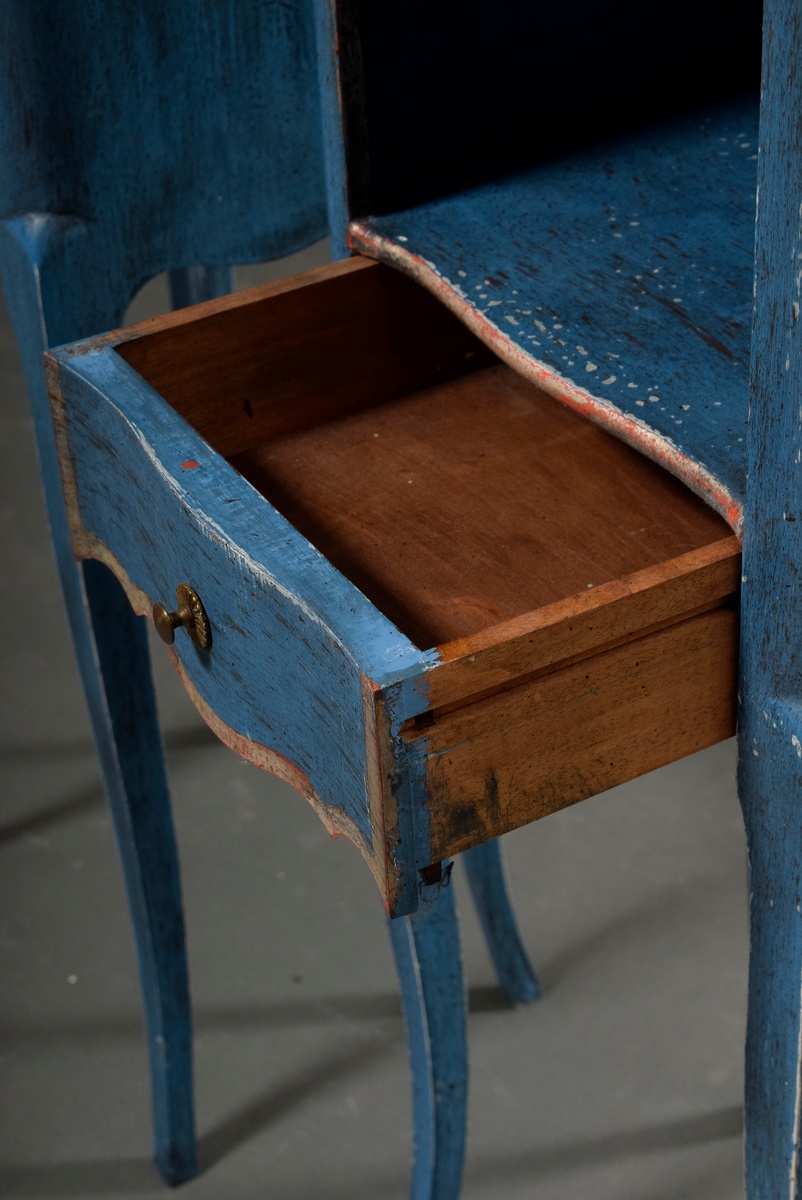 Pair of delicate bedside tables in French façon, blue/silver painted, 70x26x20cm - Image 4 of 4