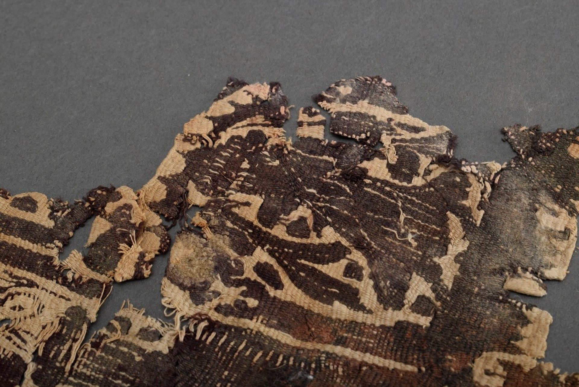 Late antique tunic textile fragment with figural depictions "Panther beats hare" and "Maenads are b - Image 4 of 5