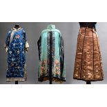 3 Diverse Seiden Textilien: Rock (80x133cm), Mantel (L. 115cm) und Umhang (L. 120cm) aus traditione