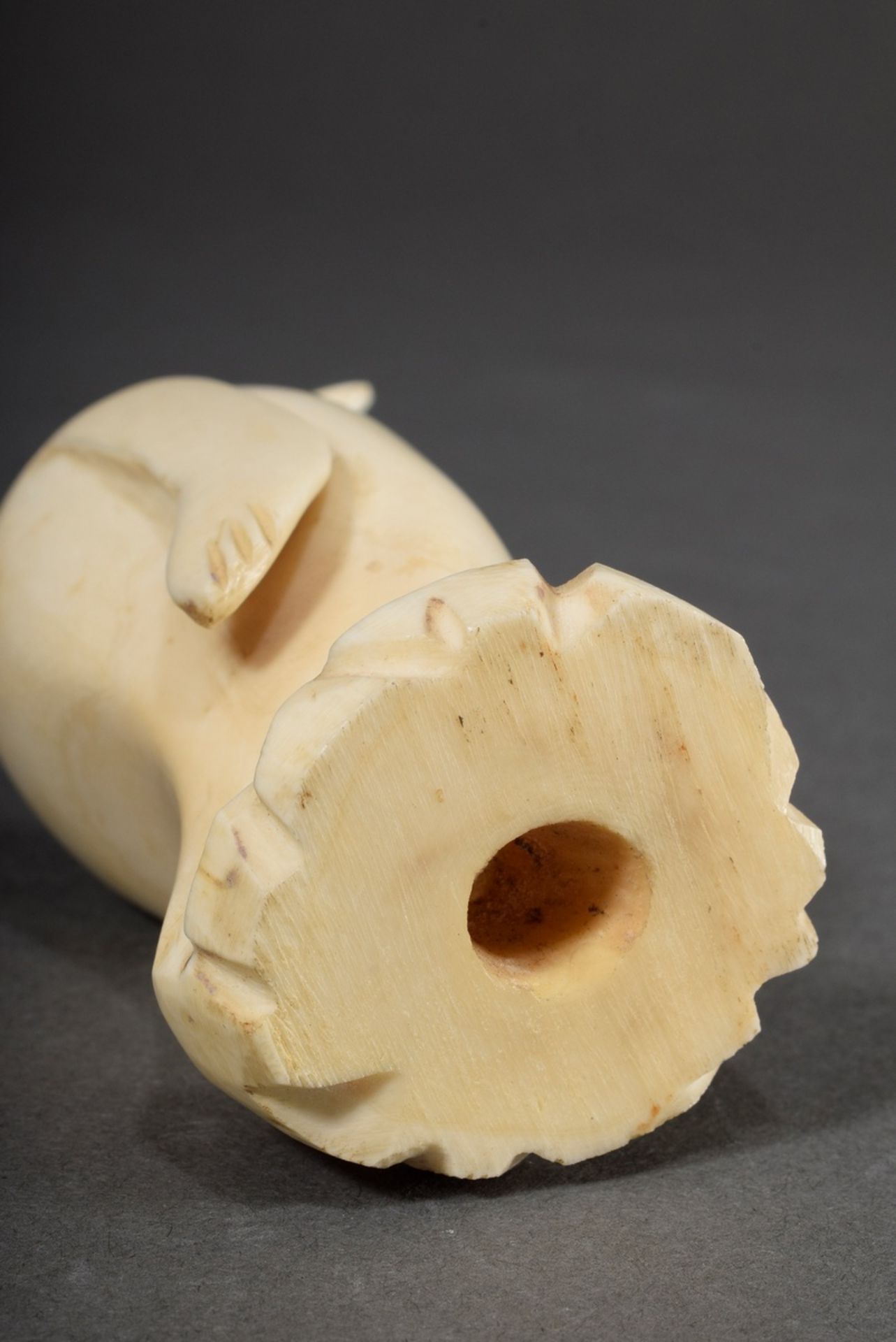 Scrimshaw "Penguin" of carved whale tooth with whale beard inlays, Inuit work, 19th c., h. 10.5cm,  - Image 4 of 6