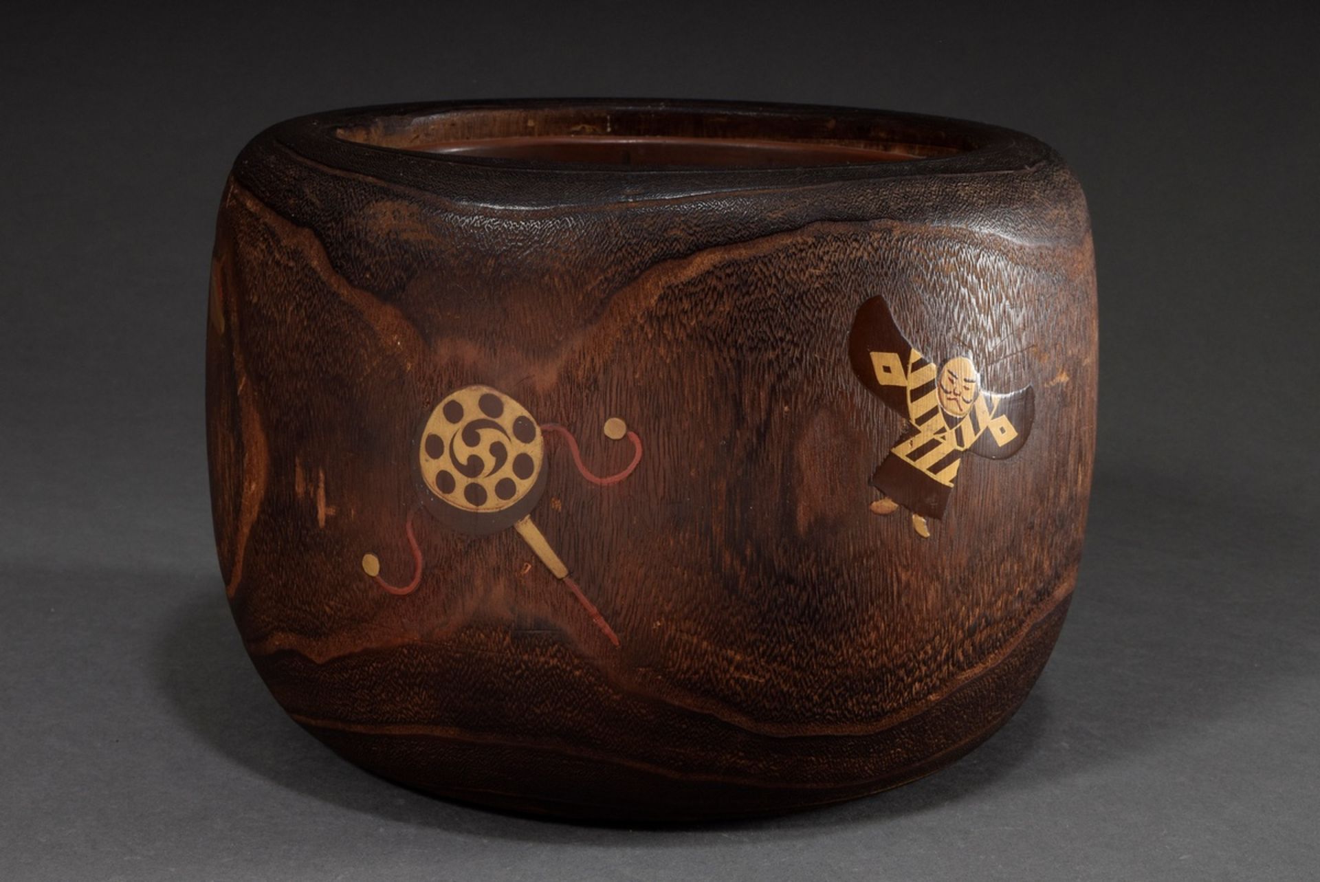 Japanese wooden hibachi with lacquer decorations "toys" and copper insert, h. 19,5cm, Ø 28cm, sligh - Image 3 of 7