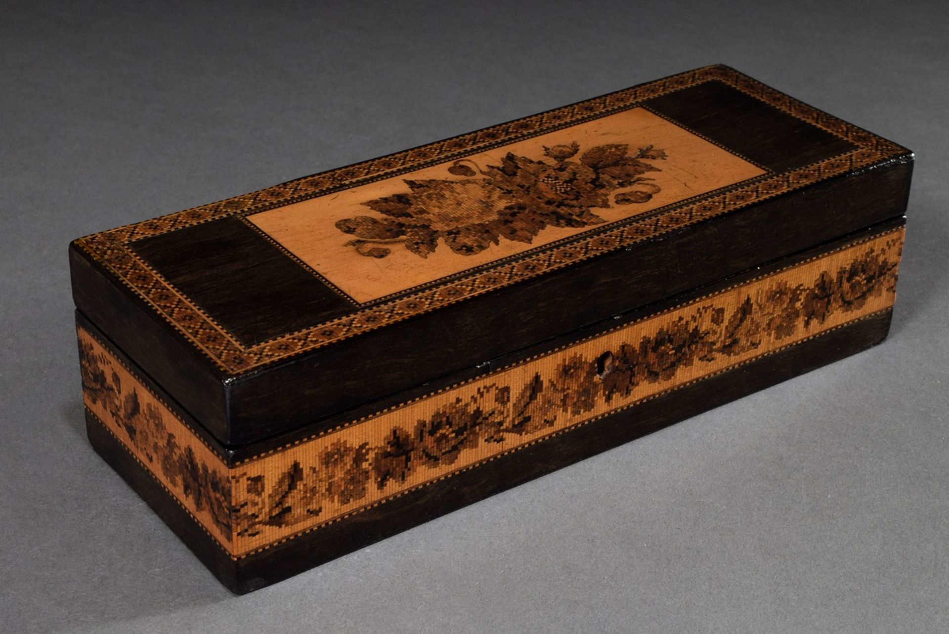 Rectangular "Tunbridge ware" casket with floral micromosaic of various woods, inside lined with apr