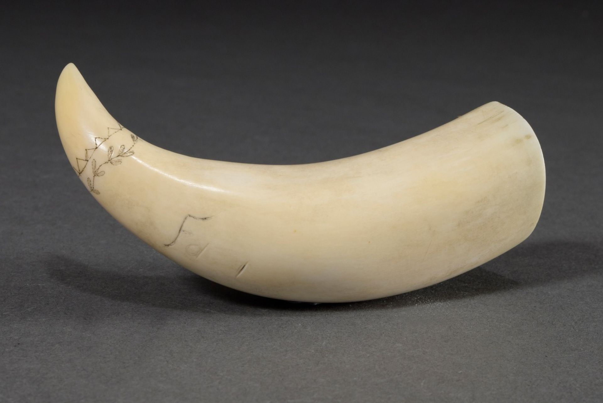 Scrimshaw „Dreimaster“ 19.Jh., Walzahn mit geschwärztem Ritzdekor, sign., 9,5cm, 110g, Slg. Övelgön - Bild 2 aus 5