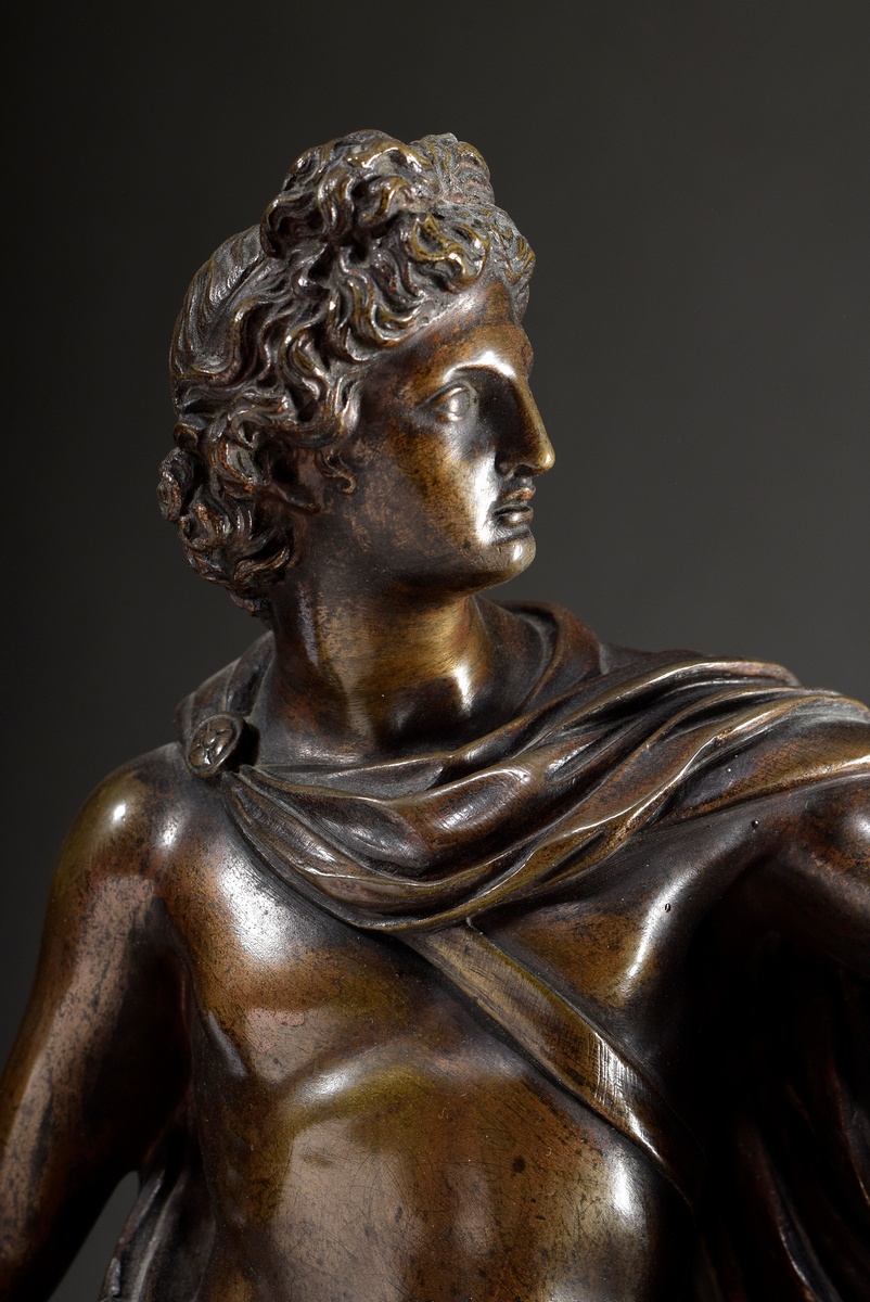 Grand Tour Souvenir "Apollo of Belvedere", 19th c., bronze on stepped black marble base, h. 37,5/53 - Image 3 of 7