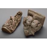 Sandstein Gruppe "Pieta" (H. 32cm) auf Konsole mit zwei plastischen Engelköpfen (H. 23cm), Mariage,