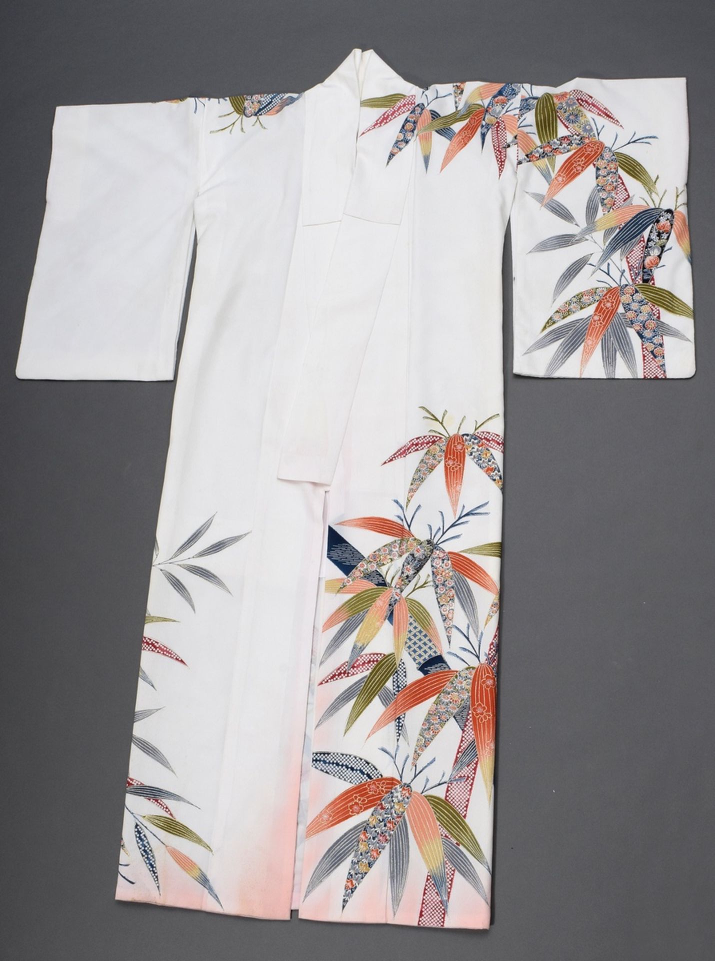 White women's kimono with colourful print decoration "bamboo leaves", silk crêpe, l. 164cm, slightl