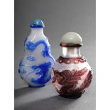 2 Diverse Pekingglas Snuffbottles mit violettem und blauem Überfang "Drachen" und "Phönix", emailli