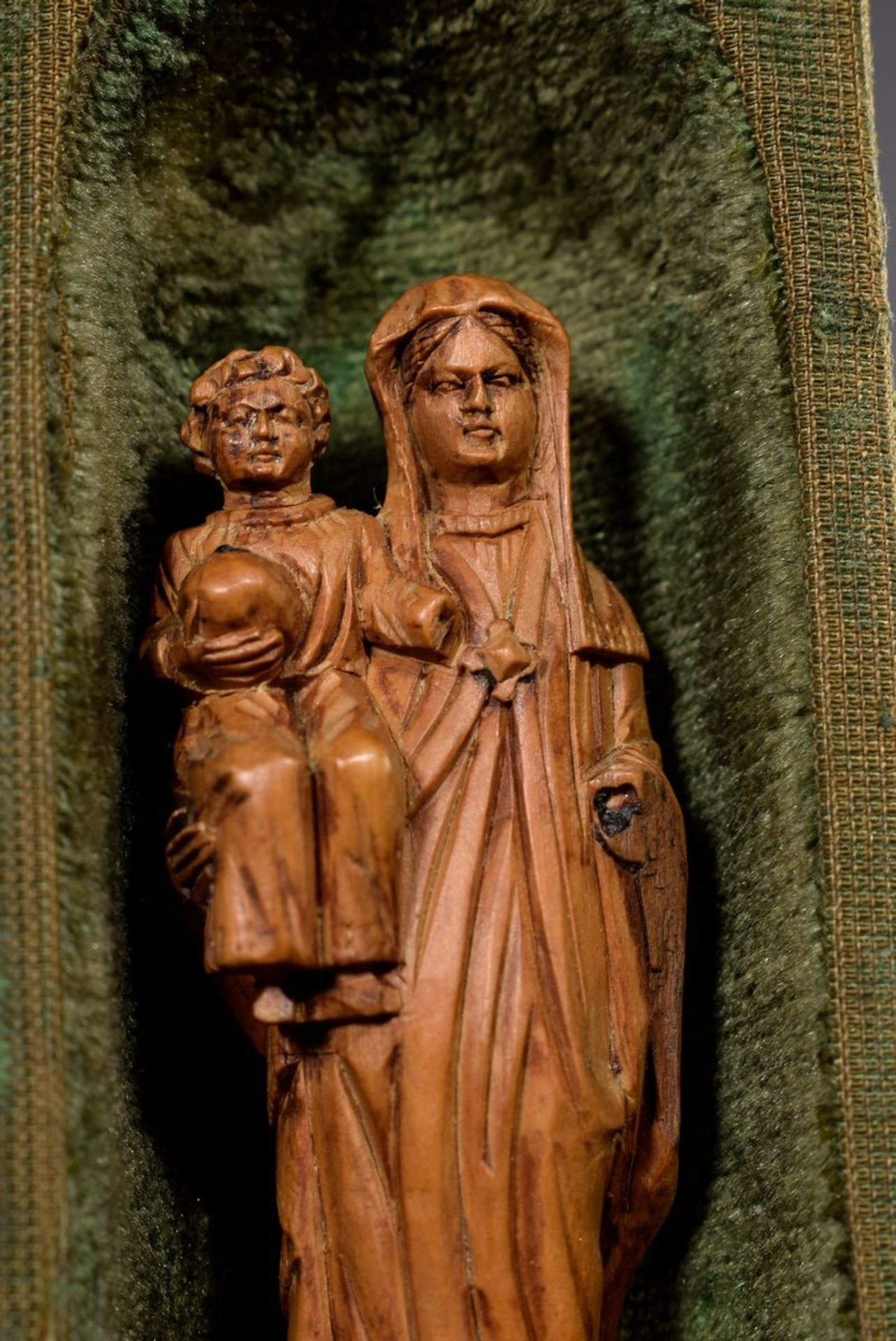 Miniature carving "Madonna with Child", boxwood, in a round arch niche covered with velvet, German  - Image 2 of 3