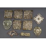 10 Diverse versilberte Kupfer und Messing Beschläge und Fragmente mit floralen Dekoren, gegossen un