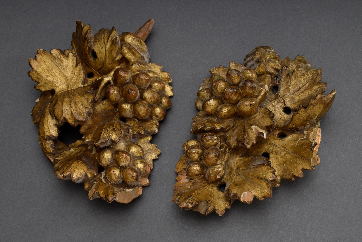 Pair of gilded carvings "Grapes", wood, centre pluggable, 22x15cm, min. paint chips - Image 2 of 4