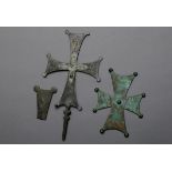 3 Diverse Teile byzantinische Bronze Kreuze und -fragment mit verschiedenen Dekoren, 1x mit Inschri