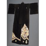 Schwarzer Männer Kimono mit farbigem Druckdekor "Florale Ornamente" und Goldstickerei, Seide, L. 17