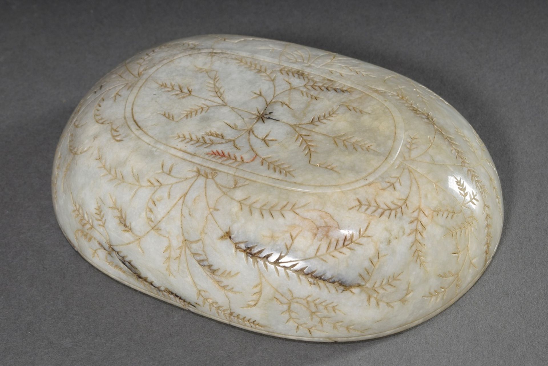 Serpentine saucer with fine floral-ornamental engraving in Mogul style, probably China, 3,5x15x11cm - Image 3 of 5