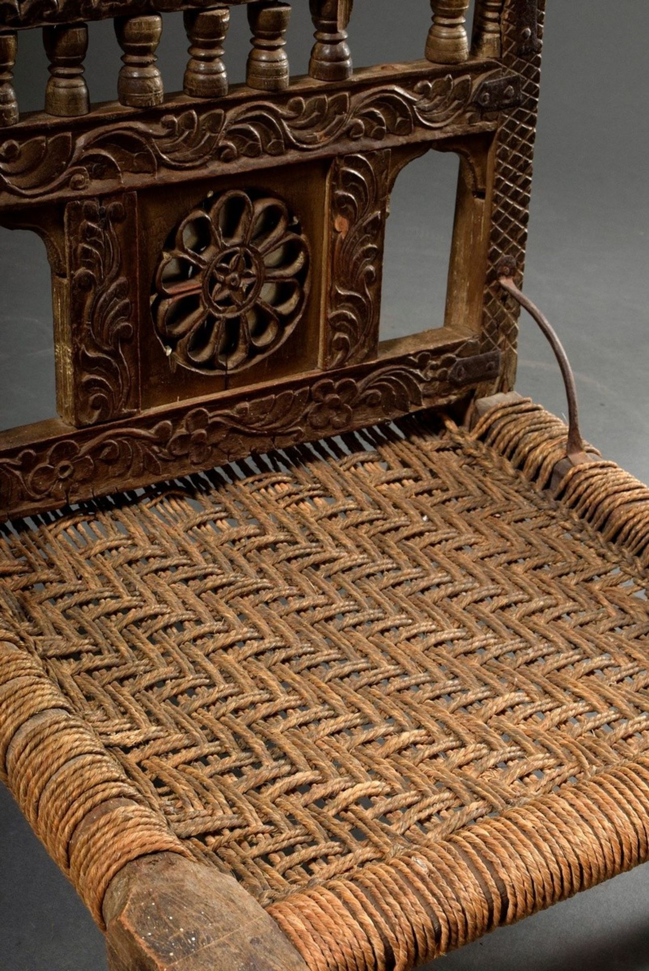 Indian wedding chair with richly carved frame "horses, peacocks and rosettes", around 1900, wood wi - Image 5 of 6