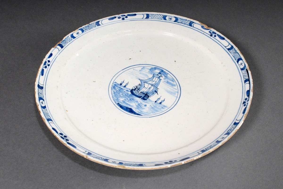 Small Delft faience plate with blue painting decor "Sailing ship on the high seas", beige body, 18t - Image 2 of 6