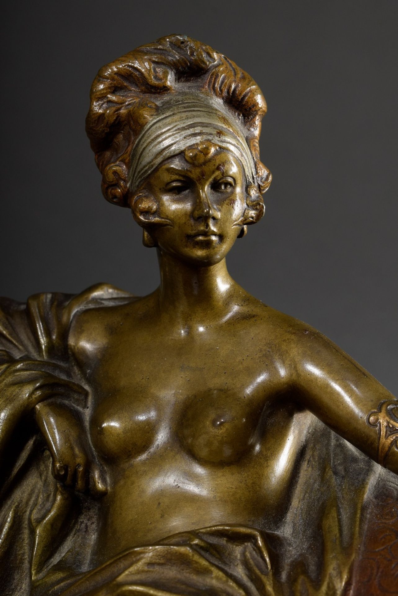 Unknown artist c. 1920 "Lascivious lady on armchair", bronze with various patinas on reddish marble - Image 2 of 8