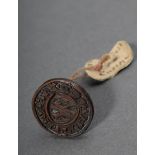 Mittelalterliches Bronze Typar Siegelstempel als Ring mit unleserlicher Umschrift und Siegelbild "W