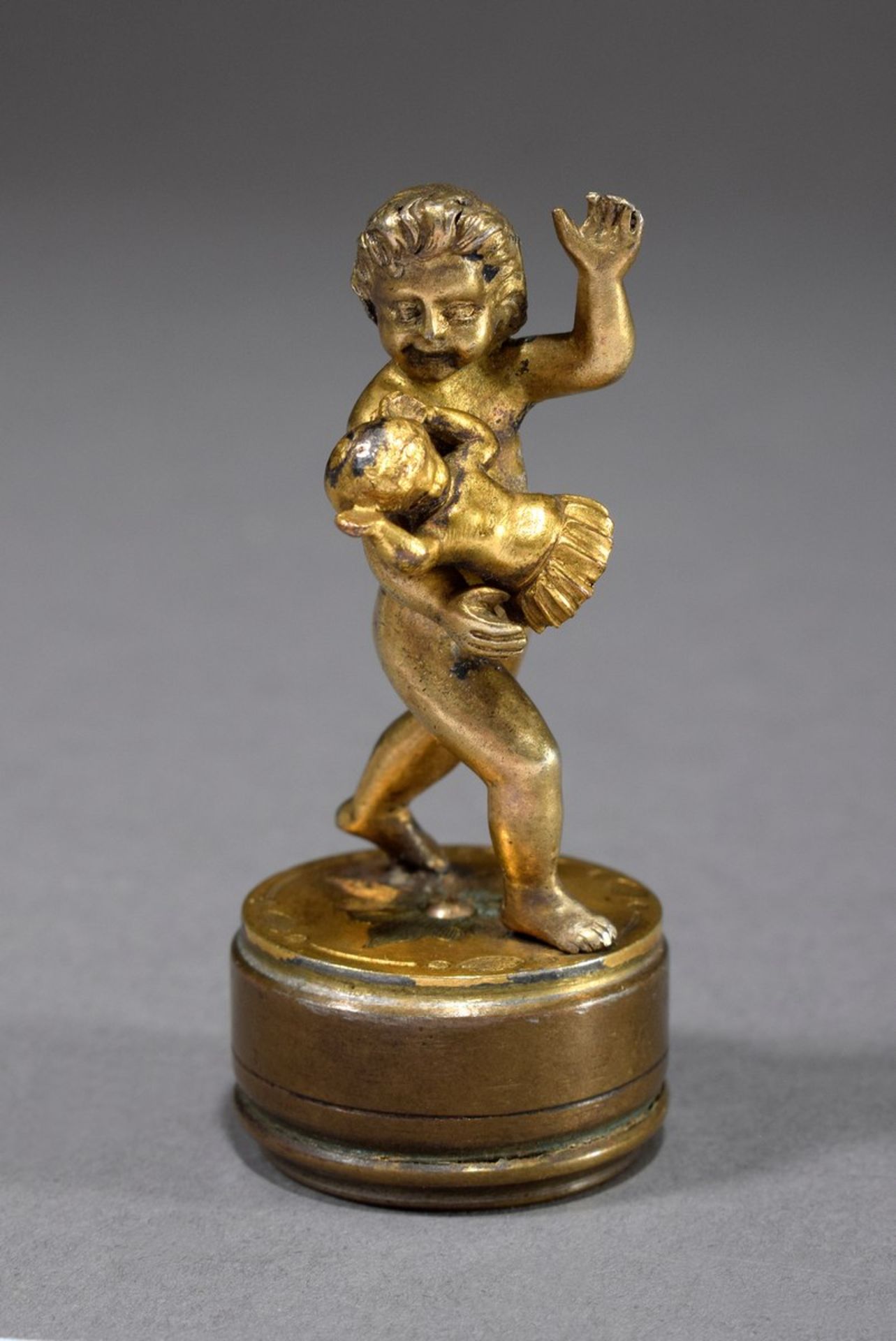 Petschaft "Child with doll", gilt bronze with agate plate and monogram "JM", h. 5,5cm, slightly rub