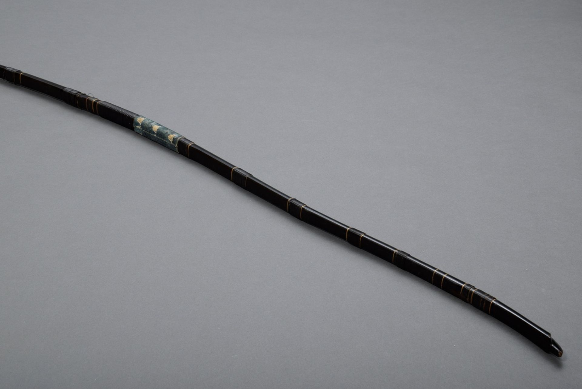 Japanese longbow "yumi" or "kyū", early 20th c., signed, black lacquered wood, h. approx. 220cm, st - Image 6 of 8