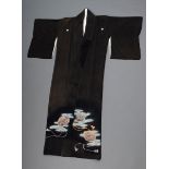 Schwarzer Männer Kimono mit buntem Druckdekor und Stickerei "Spiegel", Seide, L. 160cm, leicht flec