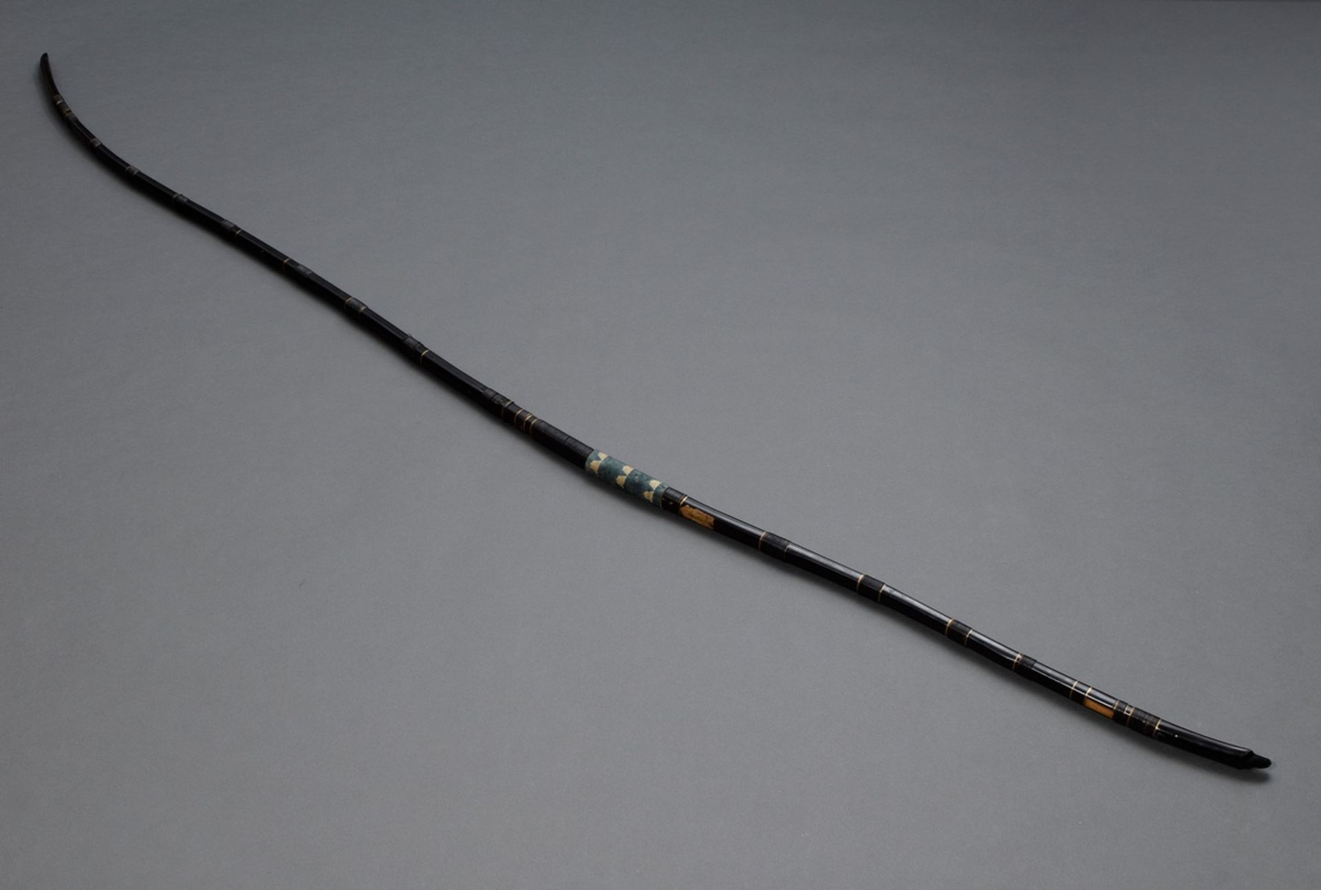 Japanese longbow "yumi" or "kyū", early 20th c., signed, black lacquered wood, h. approx. 220cm, st - Image 2 of 8